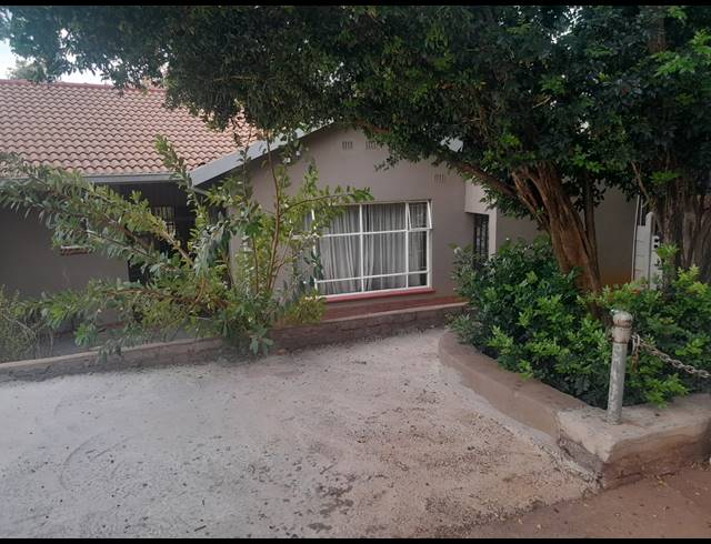 4 BEDROOM HOUSE FOR SALE IN PROTEA PARK